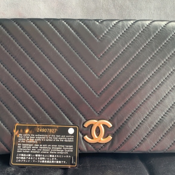 Chanel Chevon clutch - Picture 2 of 11